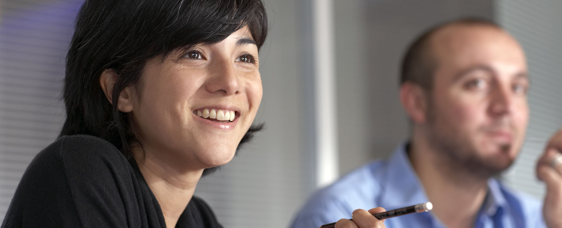 Jeune femme participant à une formation à la sécurité et à la prévention des risques professionnels