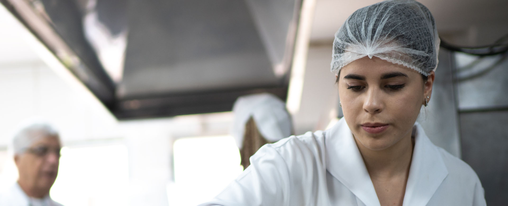 Femme travaillant dans le secteur de la restauration