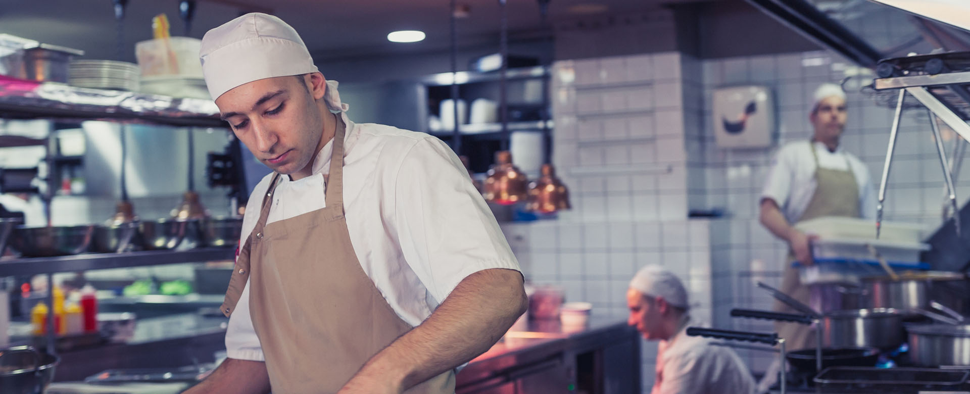 Homme cuisinier entrain de travailler