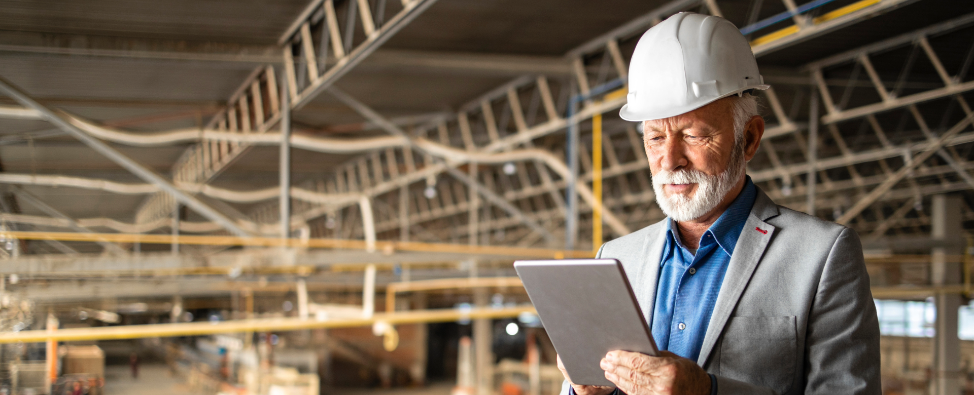 Homme responsable d'une usine de production composée de plus de 50 salariés