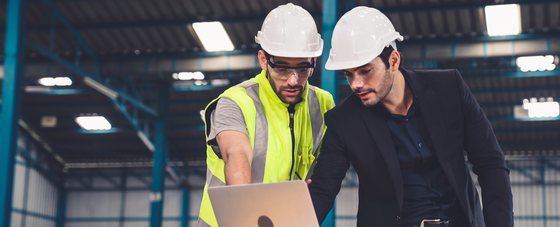 Deux hommes qui échangent sur les risques professionnels dans une entreprise