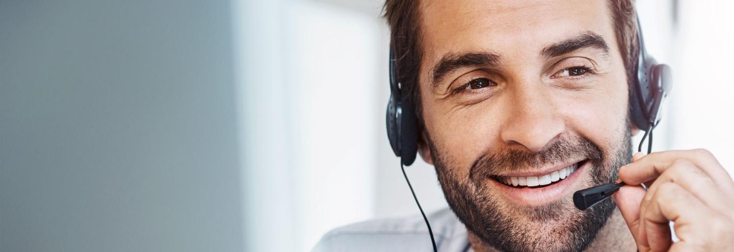 Téléconseiller en train de répondre à un usager