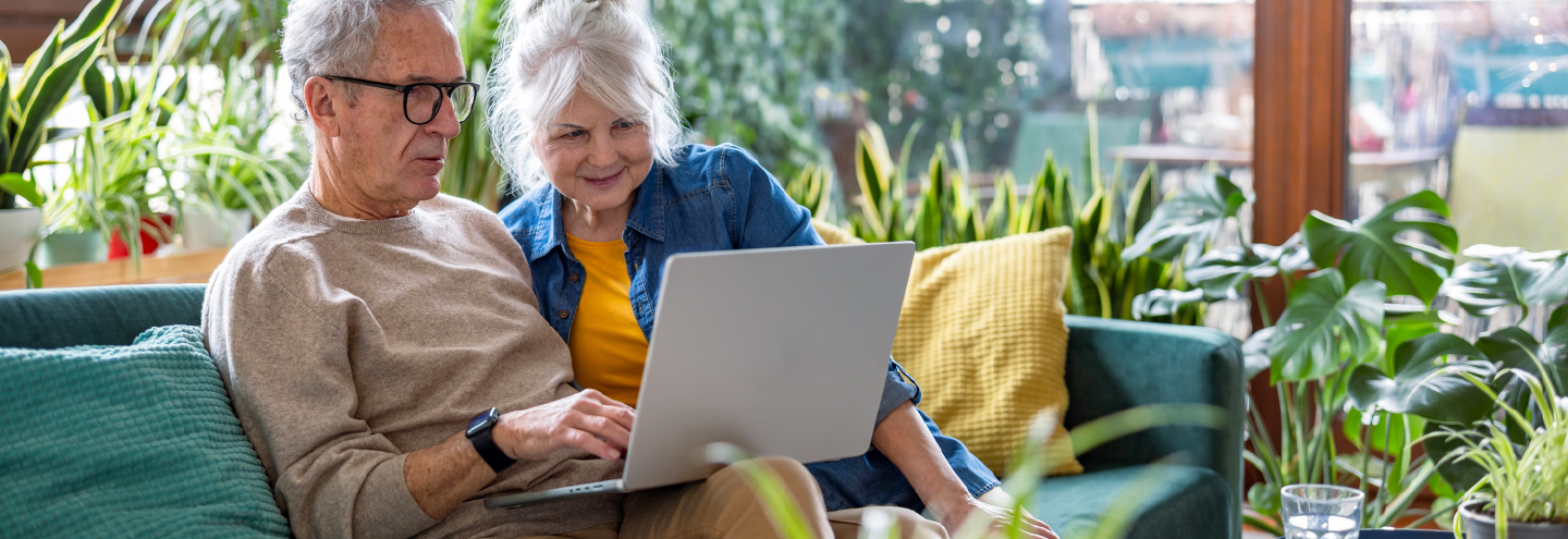 couple de retraité qui regarde l'ordinateur